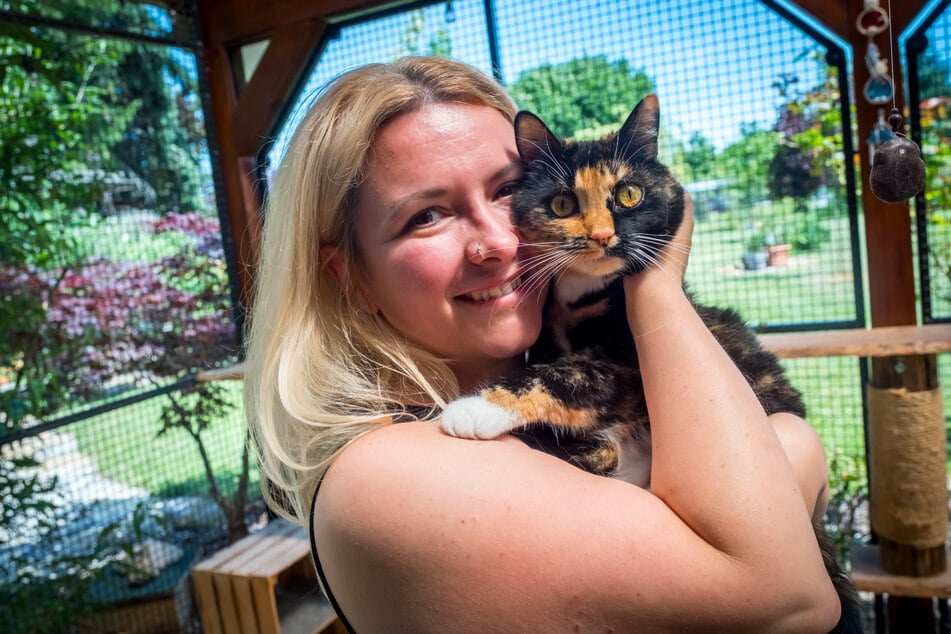 Kristin Vogel (40) mit ihrer Katze Mia. 2023 gründete Vogel in Leipzig eine mobile Katzenbetreuung und erfüllte sich damit einen Lebenstraum. Auf die Idee brachten sie unter anderem ihre eigenen Samtpfoten.