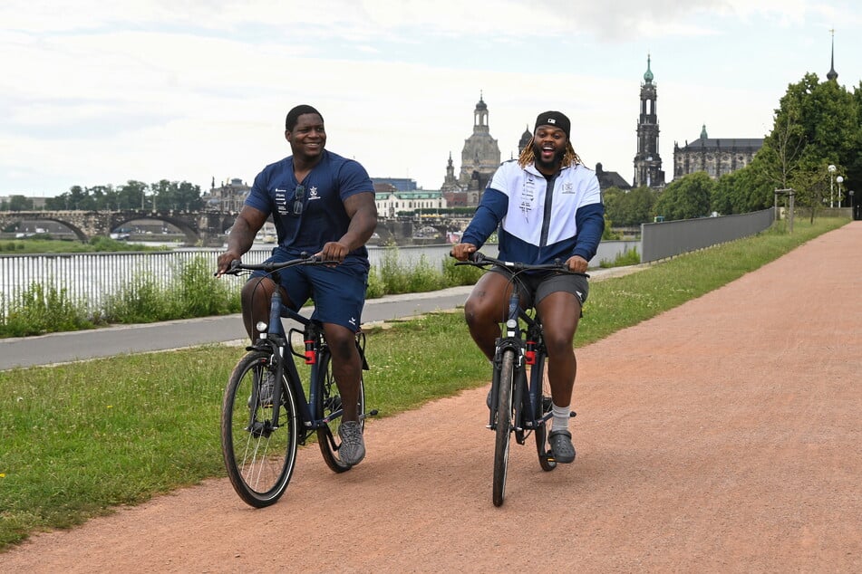 Erkunden gern mit dem Rad die Stadt: die beiden Defense-Asse der Monarchs, Lamonte McDougle (25, l.) und Michael Badejo (27).