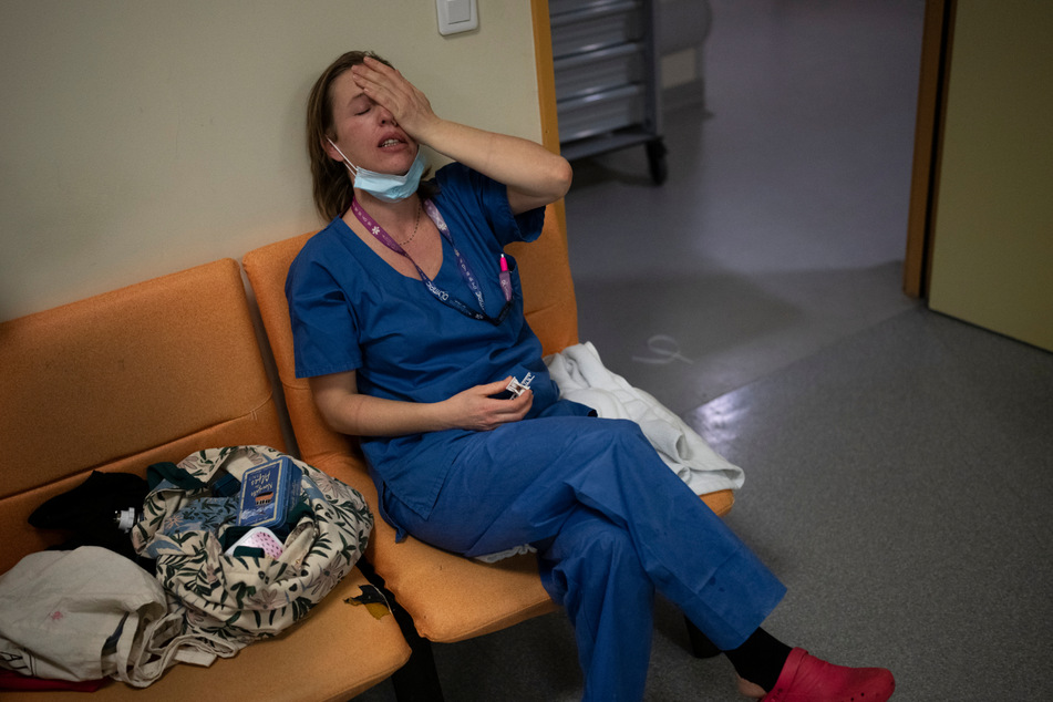 Eine Krankenschwester auf der Corona-Intensivstation im Krankenhaus La Timone ist völlig erschöpft von der Arbeit.