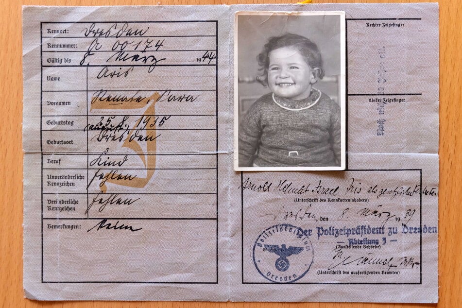 Kennkarten waren ab 1939 amtliche Identitätsnachweise. Sie dienten der Kontrolle, Ausgrenzung und Vorbereitung der Deportationen.