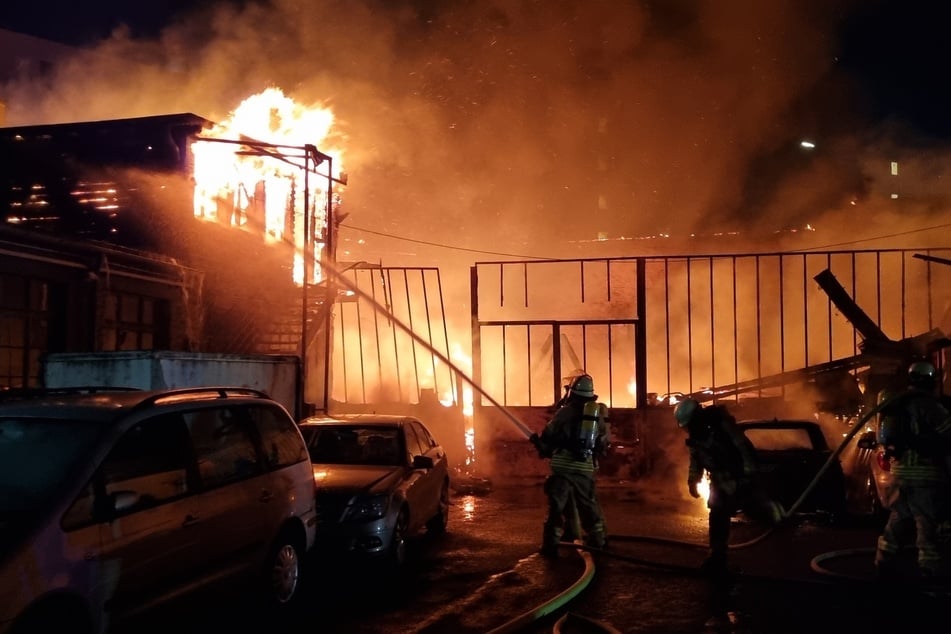 Die Feuerwehr rückte am Sonntagabend mit einem Großaufgebot zu der brennenden Lagerhalle in Düsseldorf-Flingern aus.