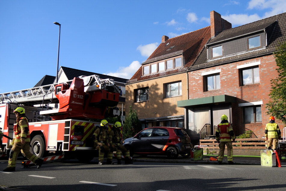 In Bremen hat es am heutigen Mittwoch in einem Mehrfamilienhaus gebrannt. Mehrere Personen wurden verletzt, das Gebäude ist nicht mehr bewohnbar.