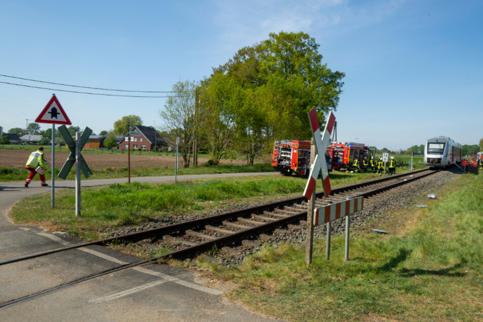 Rettungskräfte sind an der Unfallstelle im Einsatz.