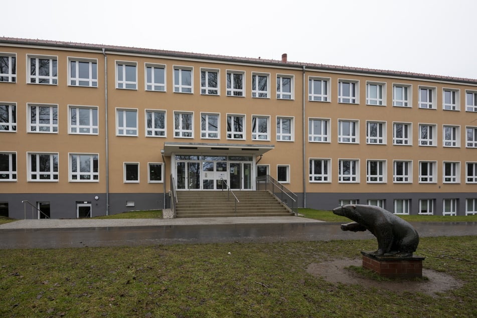 Die Emanuel-Gottlieb-Flemming-Grundschule hieß früher POS Otto Grotewohl. Im Volksmund kurz die Otto-Schule am Ottoteich.