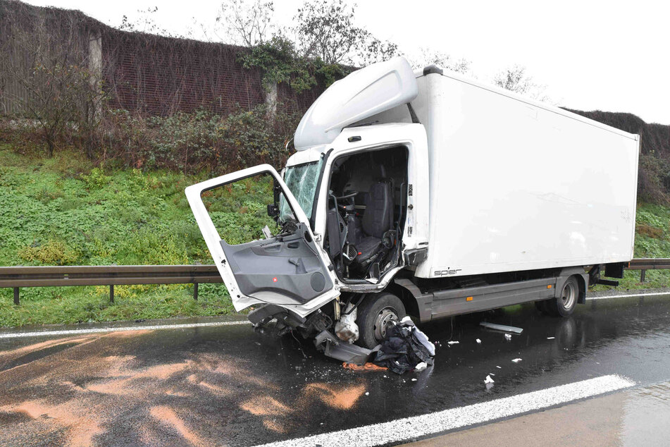 Der Fahrer des weißen Lkw wurde durch den Unfall eingeklemmt und musste von Rettungskräften befreit werden.