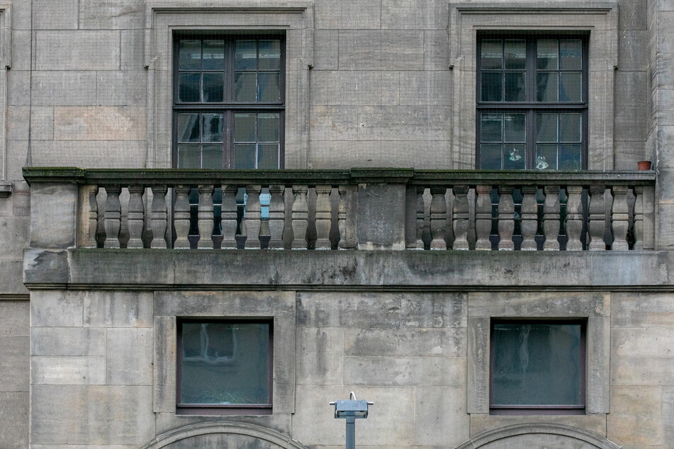 Die Rathaus-Fassade wird "statisch konstruktiv saniert".