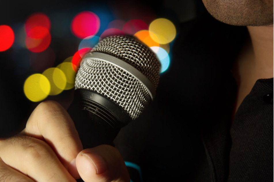 Mit seinen lauten Karaoke-Gesängen hat ein Mann seine Nachbarn verärgert und muss mehr als 3000 Euro zahlen.