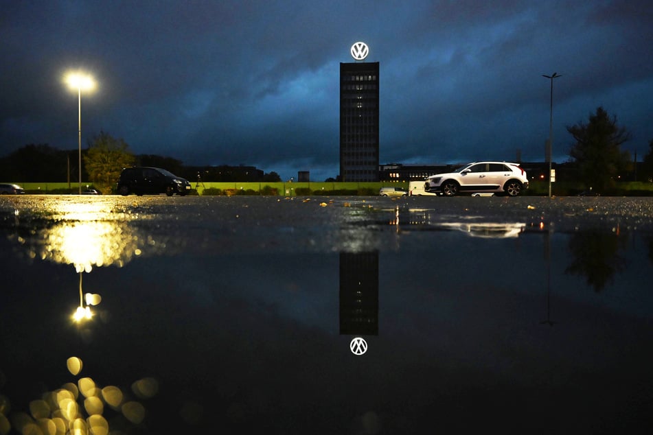 Der VW-Konzern steckt in der Krise. Unterm Strich lief in den Monaten Juli bis September 2025 ein Verlust von 1,072 Milliarden Euro auf.
