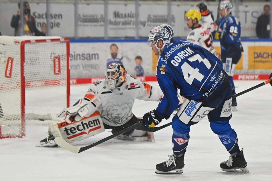 Sebastian Gorcik (r.) knipst hier zum 2:2, nachdem er bereits das 1:0 für die Eislöwen erzielt hatte.