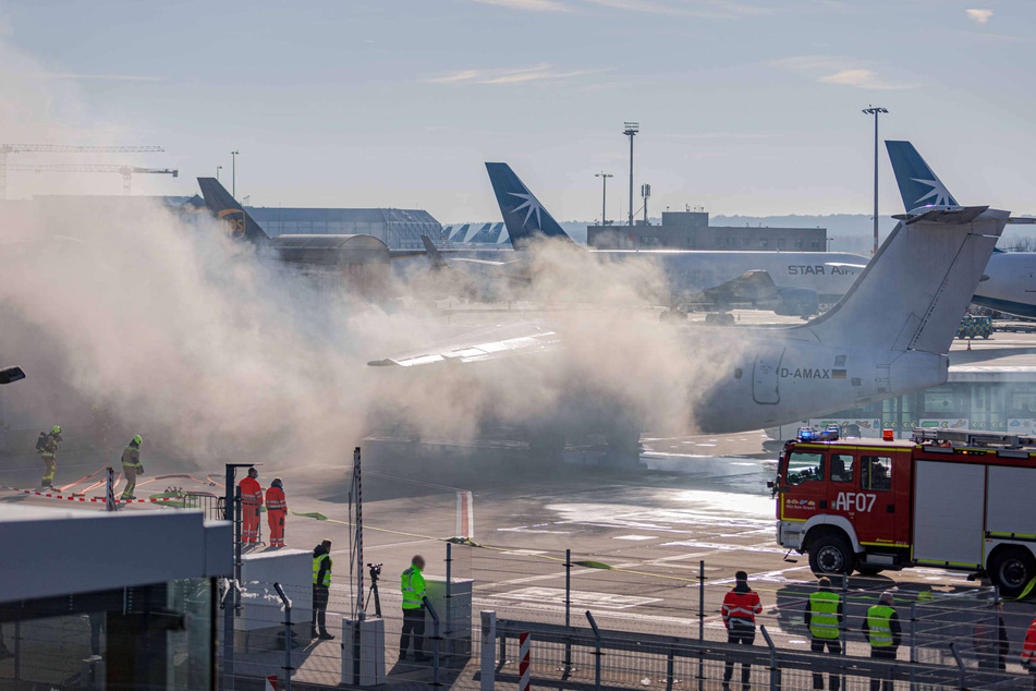 Köln: Großaufgebot an Einsatzkräften und ein qualmendes Flugzeug: Was ist am Flughafen Köln/Bonn los?