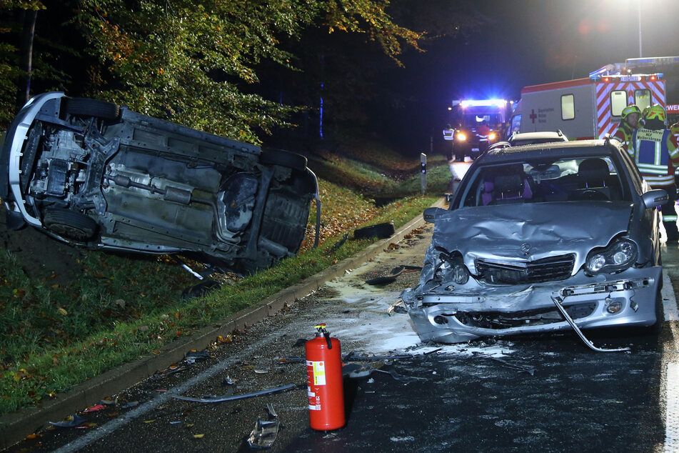 26-jähriger Autofahrer gerät in Gegenverkehr: Zwei Verletzte