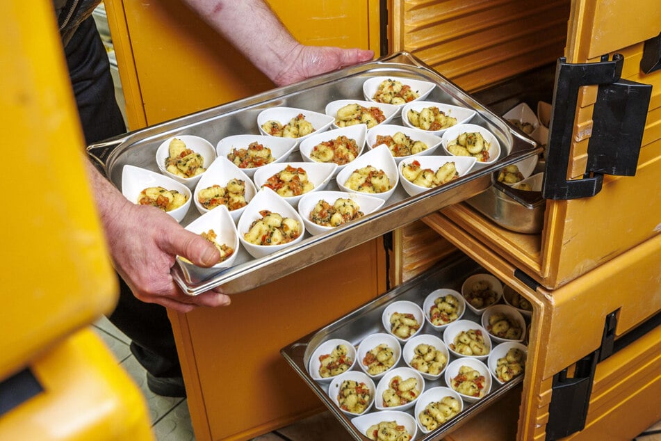 Die vorbereiteten Häppchen kommen zum Transport in Thermoboxen, von Budde humorvoll "Hundeboxen" genannt.