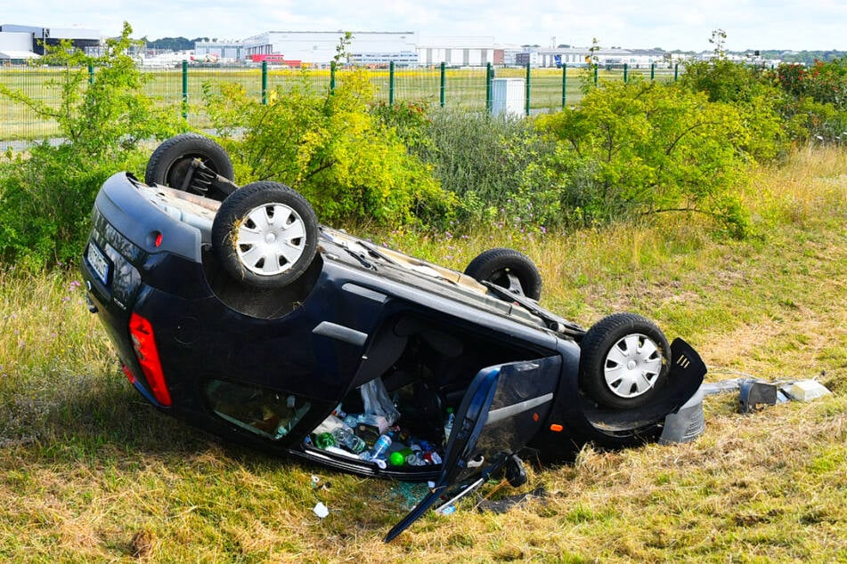 Eine 20-Jährige ist am Sonntagmorgen in Hamburg-Finkenwerder mit ihrem Wagen verunglückt. Das Auto überschlug sich, die junge Frau wurde schwer verletzt.