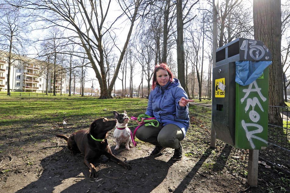 Nicole Wieczorek (37), Labrador Amy (4) und die französische Bulldogge Fine (2) haben von leeren Beutelspendern am Schloßteich die Nase voll.