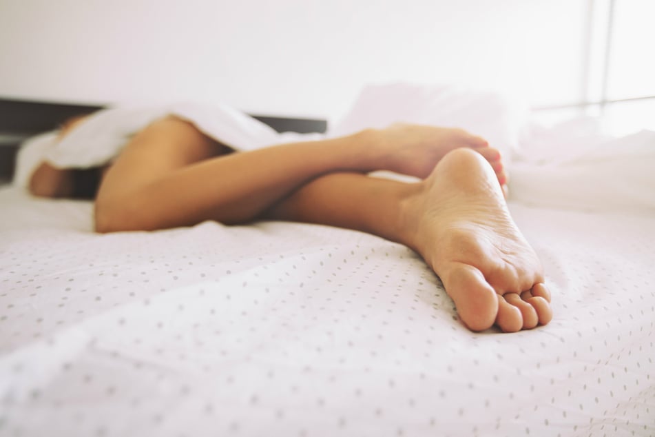 Horror-Nacht: Frau wacht in Hotelzimmer auf, weil ihr jemand an den Füßen leckt