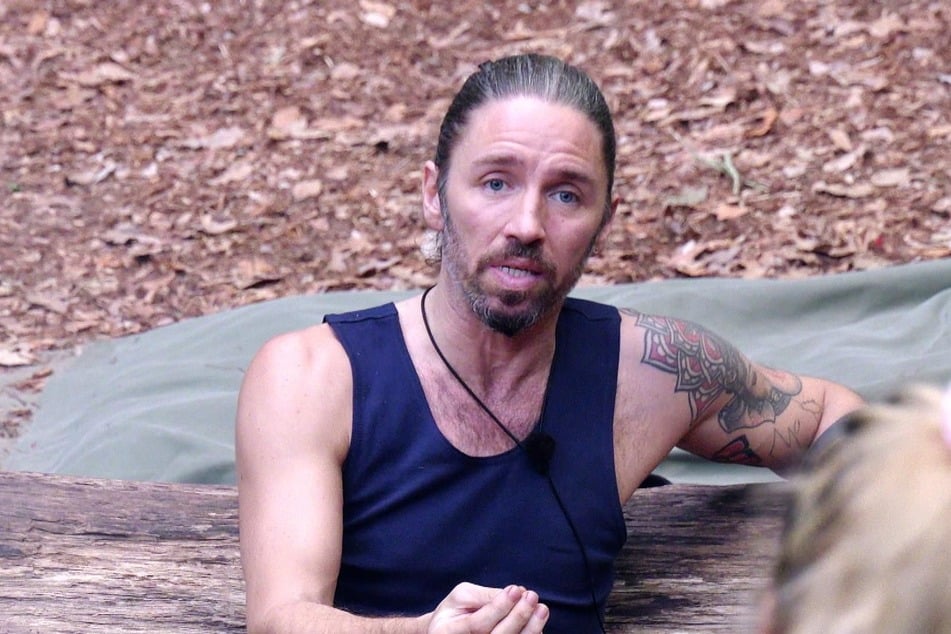 Gil Ofarim (43) wird von Ariel frontal angegriffen.