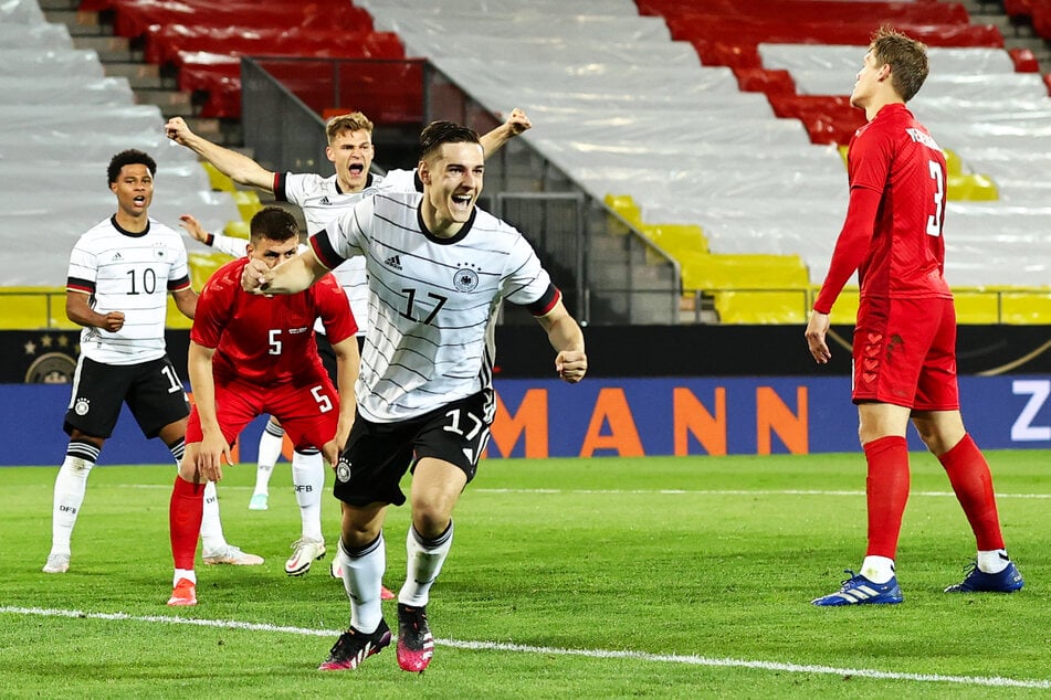 Freudestrahlendes Gesicht bei Florian Neuhaus (v.) und auch bei Joshua Kimmich (h.-M.) nach der deutschen 1:0-Führung.