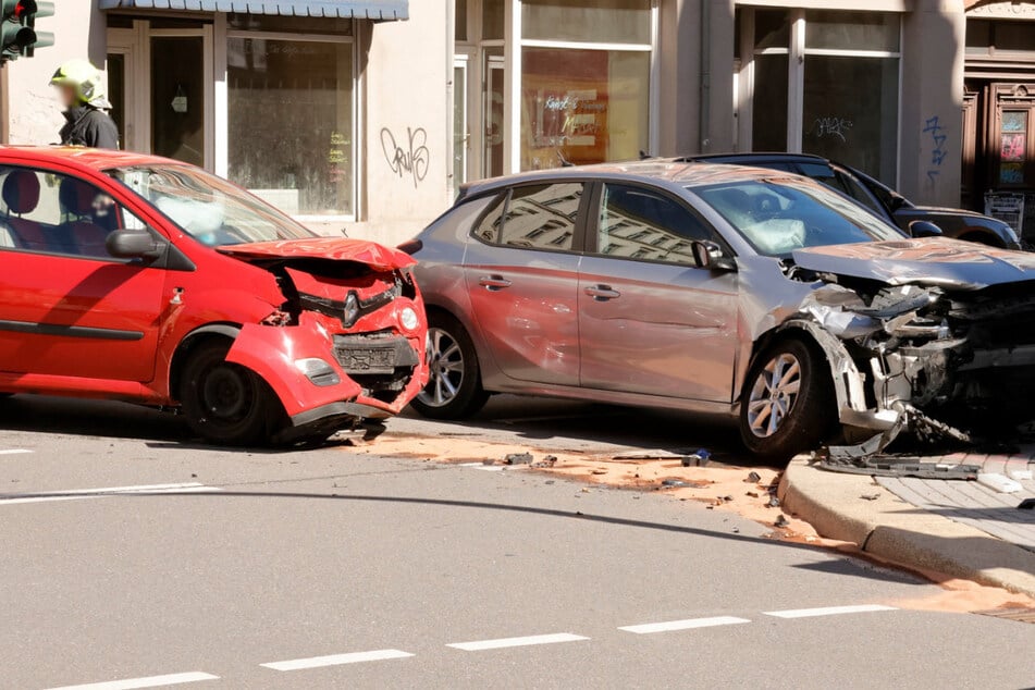 Ein Renault und ein Opel krachten im Einmündungsbereich Zwickauer Straße/ Lützowstraße zusammen.