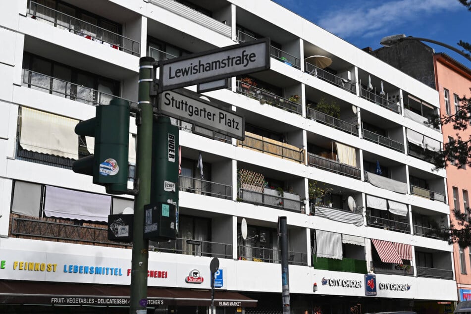 Berlin: Heftige Explosion in Charlottenburg: Mehrere Fahrzeuge und Haus beschädigt