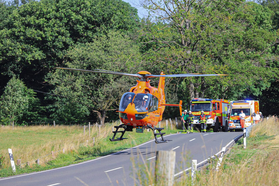Ein Rettungshubschrauber hat die schwer verletzte Bikerin in ein Krankenhaus gebracht. Einsatzkräfte sperrten die Straße währenddessen ab.