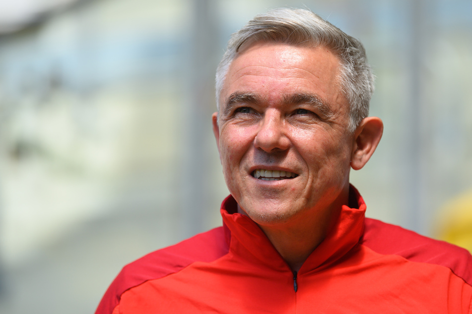 Die frühere FC-Legende Olaf Janßen (55) ist seit Februar 2021 Trainer beim Stadtrivalen Viktoria Köln.