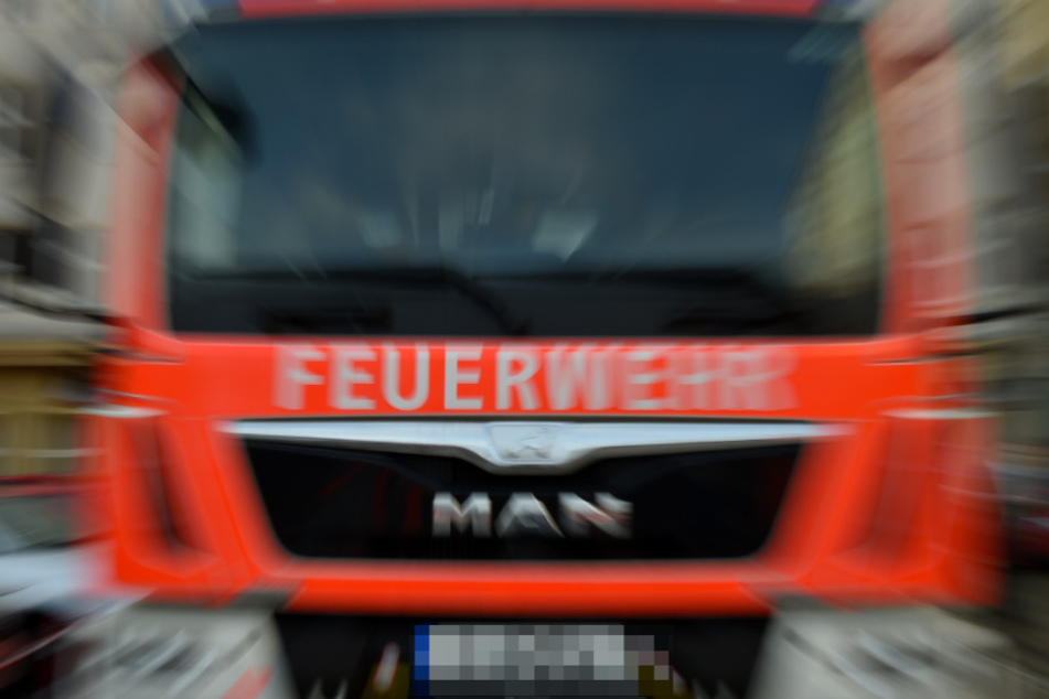 Ein Feuerwehrauto eilt zu einem Einsatz. (Symbolbild)
