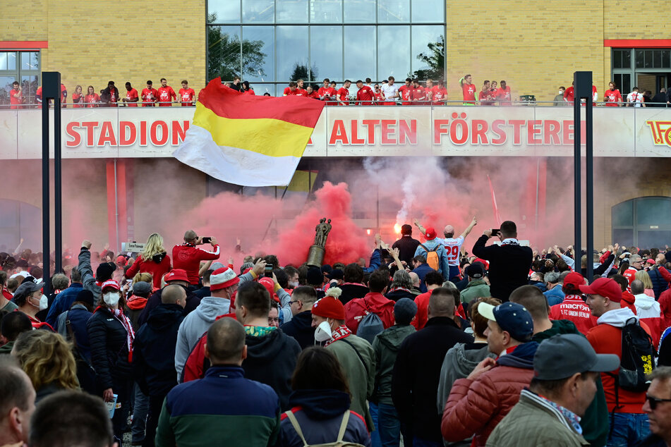 Nach dem 2:1-Sieg am letzten Spieltag gegen RB Leipzig hatten Tausende Fans auf dem Platz vor dem Stadion An der Alten Försterei gefeiert.
