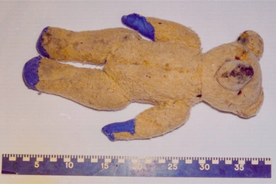 Dieser Teddybär, möglicherweise in Thüringen hergestellt, wurde neben dem Toten gefunden.