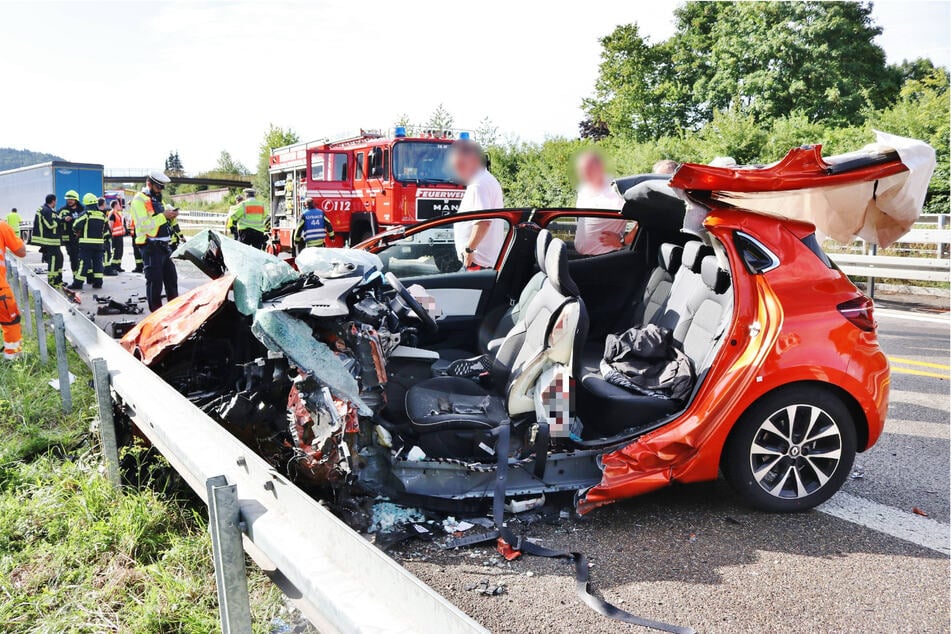 Der 22-Jährige wurde in seinem Renault eingeklemmt und dabei schwer verletzt.