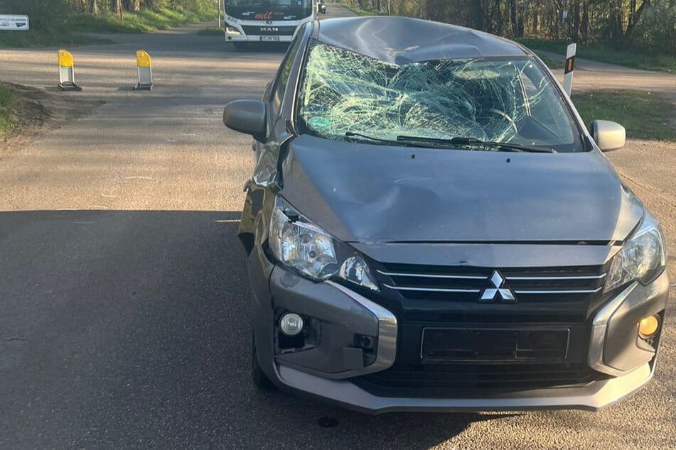 Radfahrer bei schwerem Unfall von Auto erfasst: Mehrere Personen verletzt