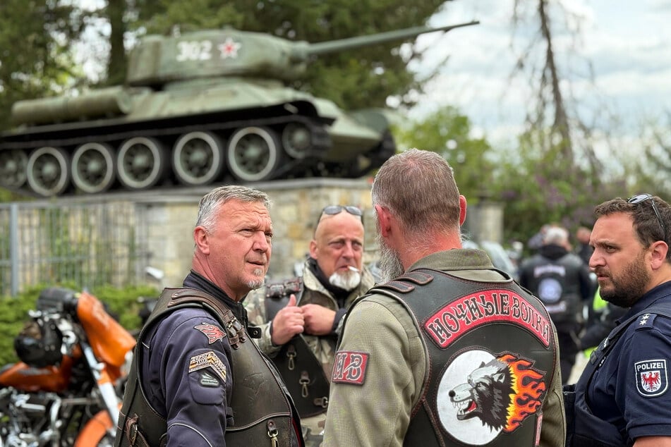 Die prorussischen Biker "Nachtwölfe" waren am Donnerstag beim Sowjetischen Ehrenfriedhof an der B96 in Brandenburg.