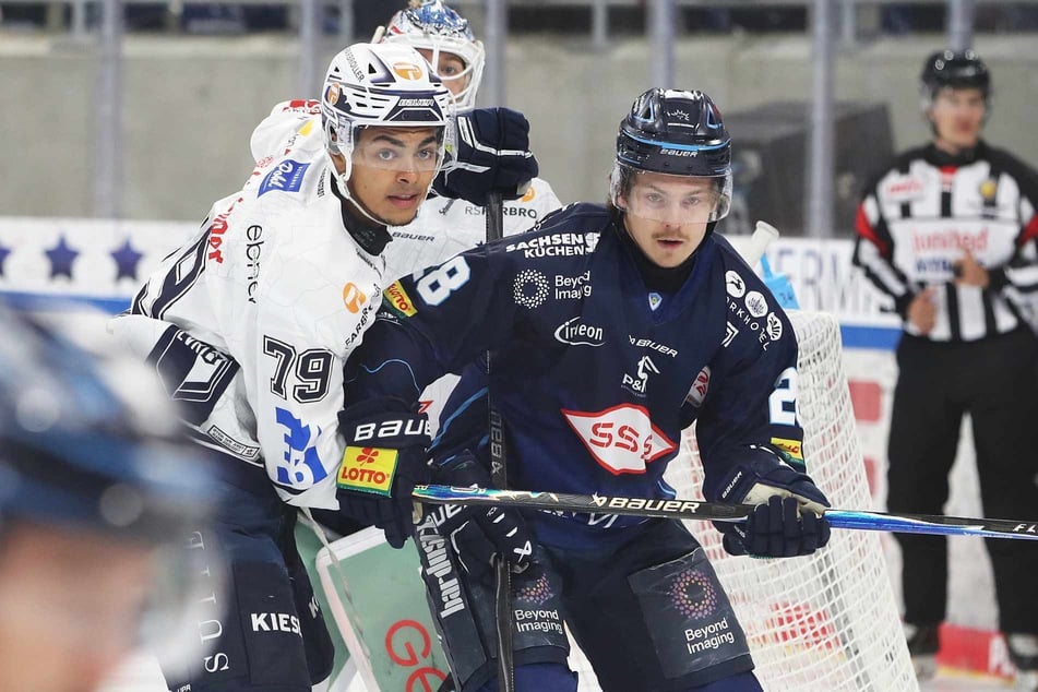 Vorm gegnerischen Tor parkt Alec Ahlroth (25, r.) hier im Testspiel gegen Ravensburg. Sein Ziel: einzunetzen.