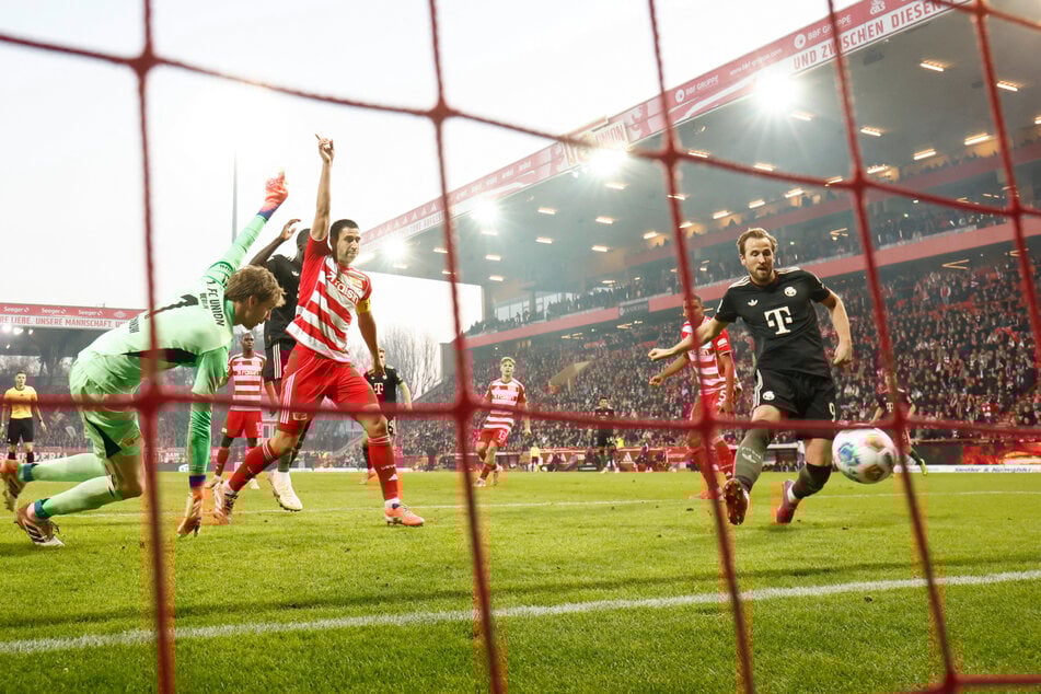 Hier stand Stürmer-Star Harry Kane (32, r.) noch klar im Abseits, in der Nachspielzeit aber waren die Eisernen gegen seine Klasse machtlos.