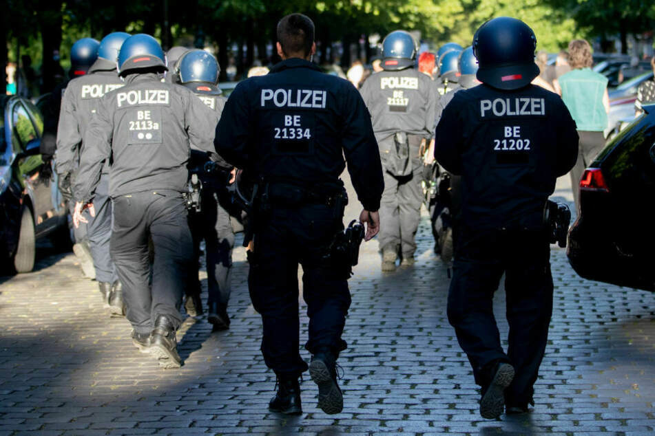Die Berliner Polizei wird am Samstag im Regierungsviertel einiges zu tun bekommen - entweder um eine verbotene Demonstration gegen die Corona-Politik zu verhindern oder um eine erlaubte Demo zu begleiten.