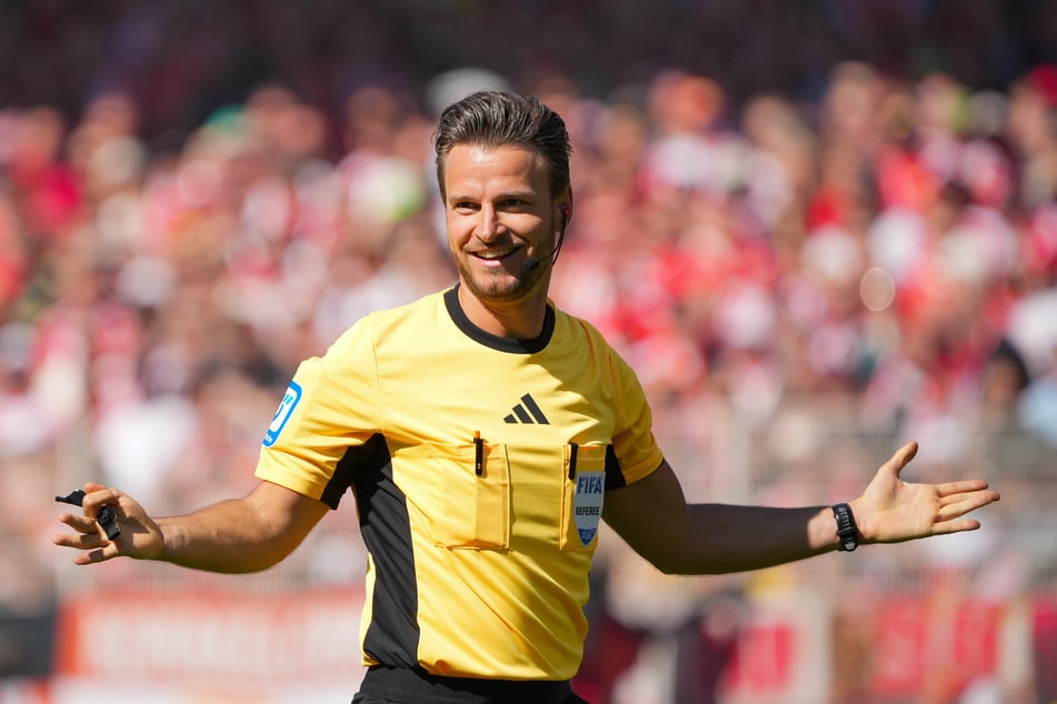 Daniel Schlager (36) pfeift heute das Hinspiel der Relegation.