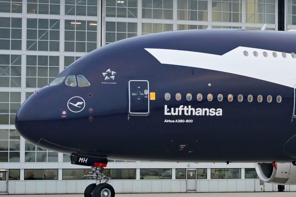 K 100. výročí: Lufthansa natírá A380 obrovským čárem