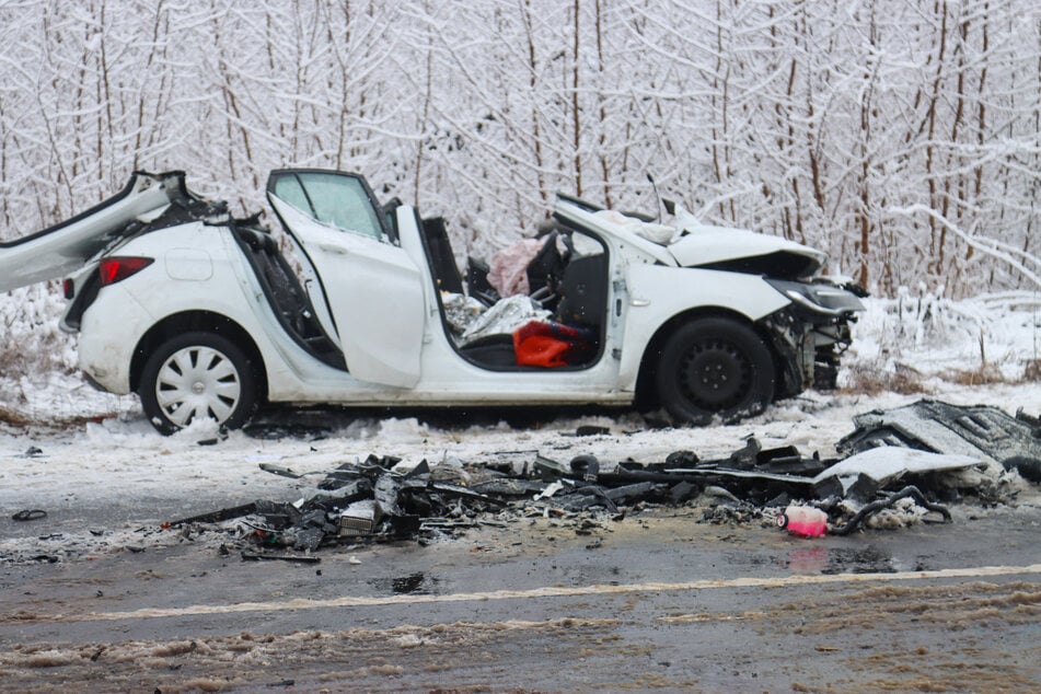 Der weiße Mazda wurde durch den Unfall komplett zerrissen.