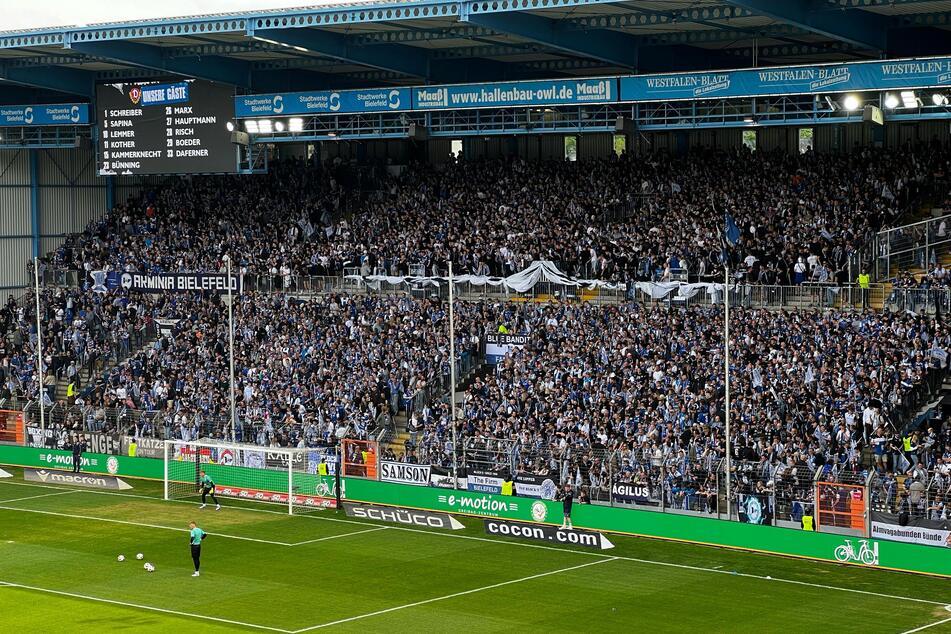 Der Bielefelder Block macht sich bereit für eine riesige Choreo.