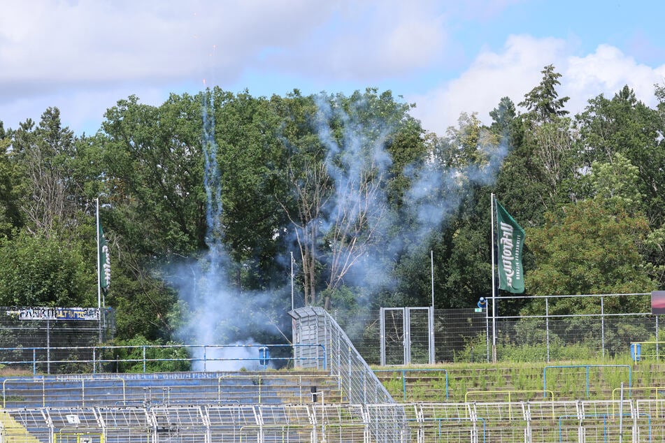 Die Fans begrüßten die Mannschaft direkt mit Pyro zurück auf dem Rasen.