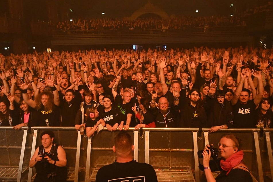 Die Fans im ausverkauften Haus Auensee feierten derweil ausgiebig mit.