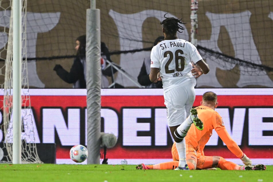 Gleiches galt auf der Gegenseite auch für Ricky-Jade Jones, der hier leichtfertig vergab.