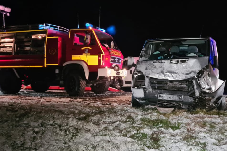 Ein Feuerwehrauto an der Unfallstelle.