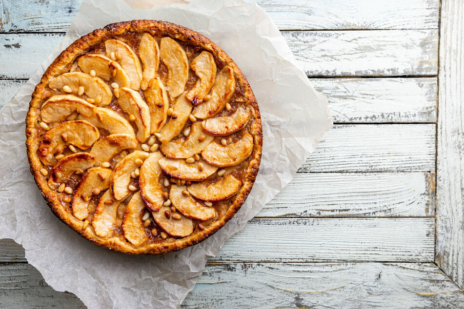 Je nach Geschmack dürfen auch Nüsse auf dem Apfelkuchen Platz nehmen.