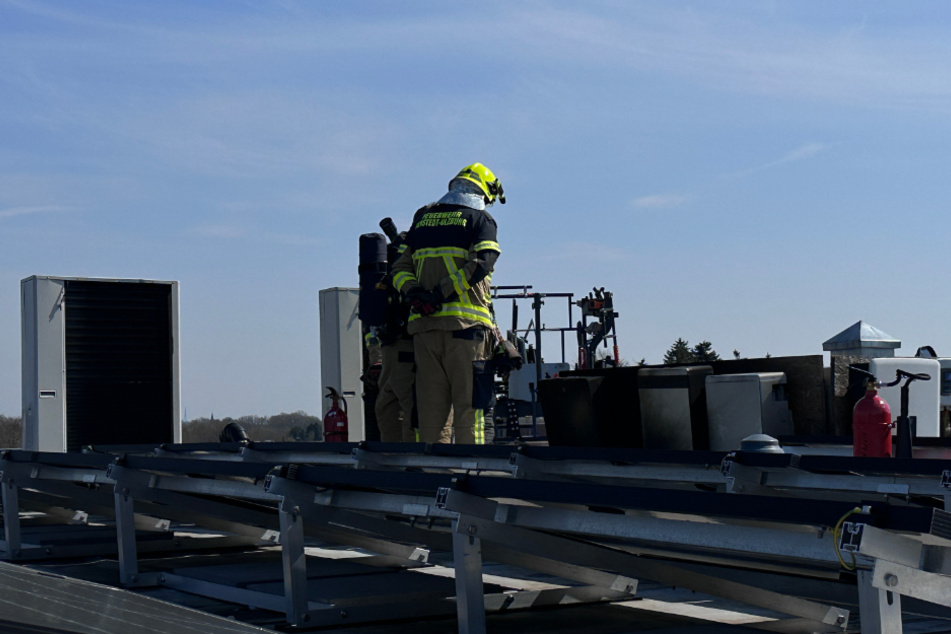 Die Feuerwehr musste das Dach im Bereich mehrerer Photovoltaikanlagen öffnen.