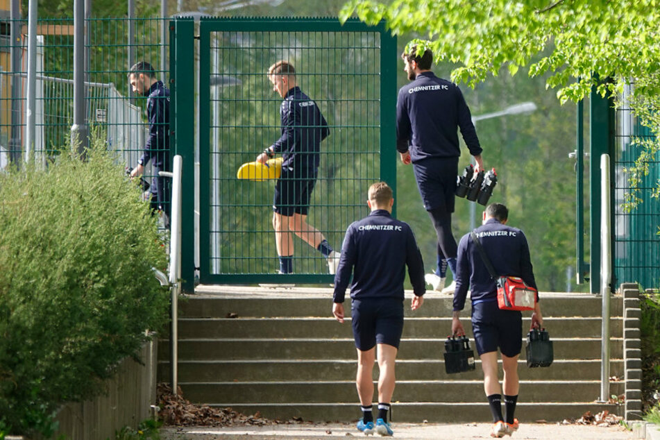 Angeführt von Rafael Garcia (l.), Erik Tallig und Dejan Bozic marschiert ein himmelblaues Quintett auf den Trainingsplatz.