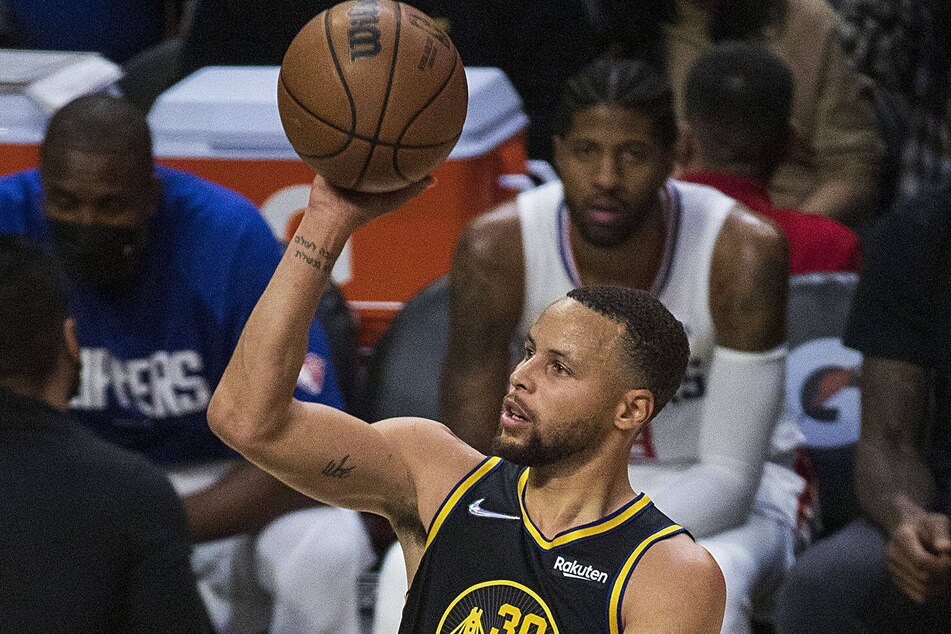 Steph Curry led all scorers with 31 points on Monday night.