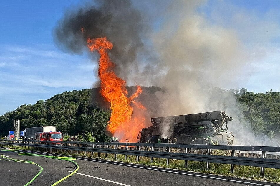 Zwei Lkws fingen Feuer und brannten aus.