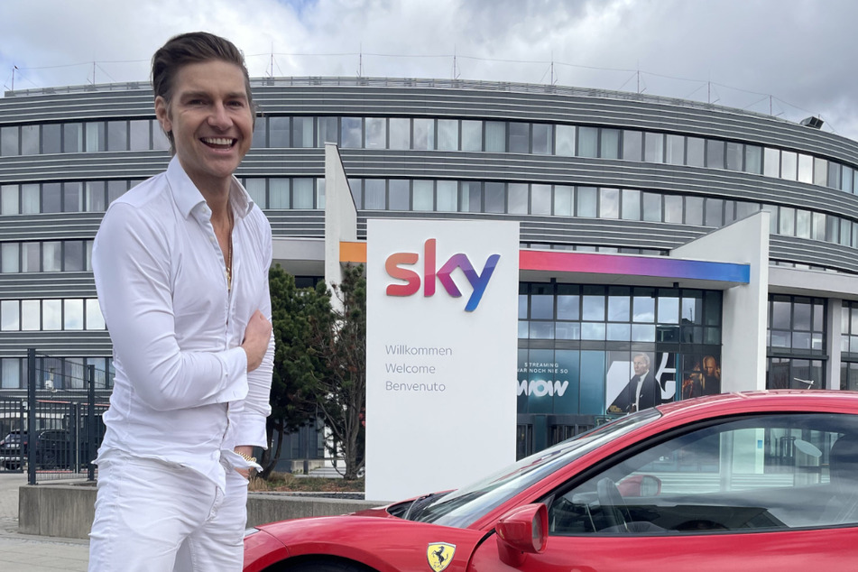 Jeremy Fragrance (34) fuhr mit seinem roten Ferrari bei Sky in Unterföhring vor.