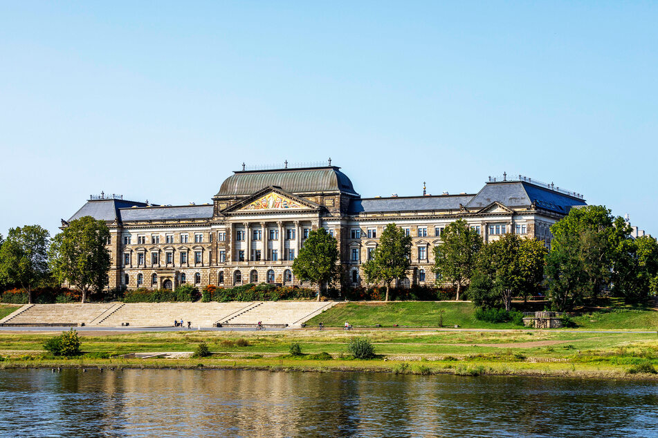 Am Finanzministerium wurde das Wort Hitler gesprüht. Am Sonntag war es bereits beseitigt worden.