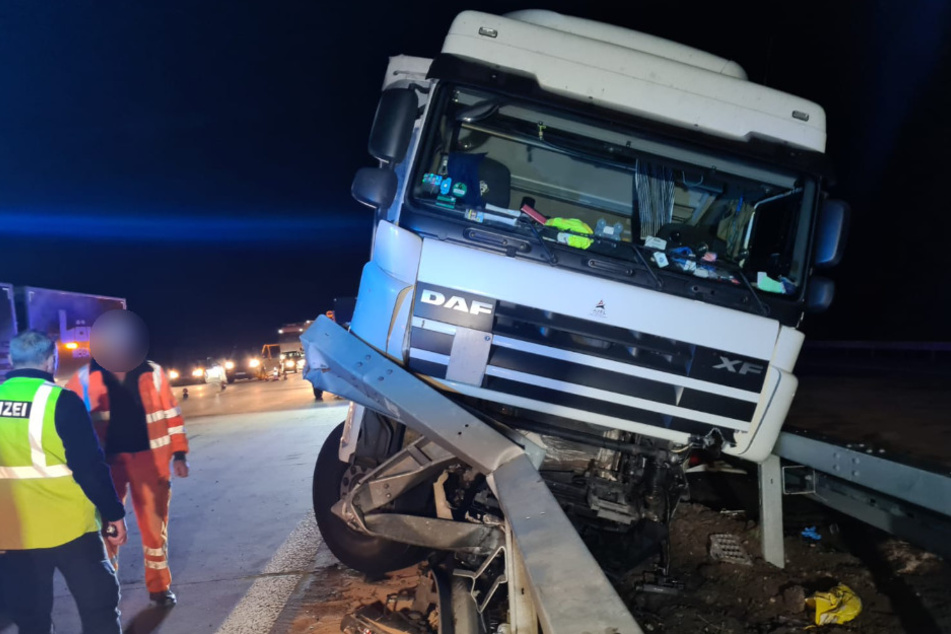 Ein Lkw-Fahrer krachte in die Mittelleitplanke.